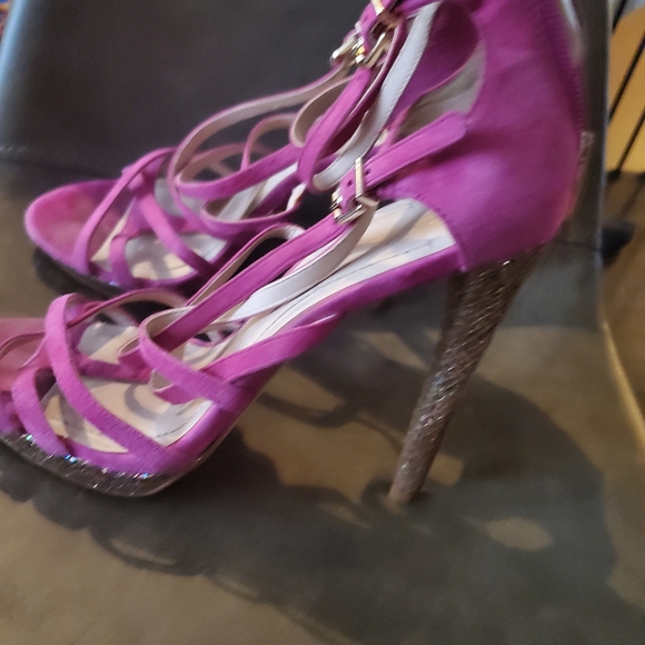 Pink suede BCBG open toe strappy sandals used. Size 7.5 - Picture 3 of 5
